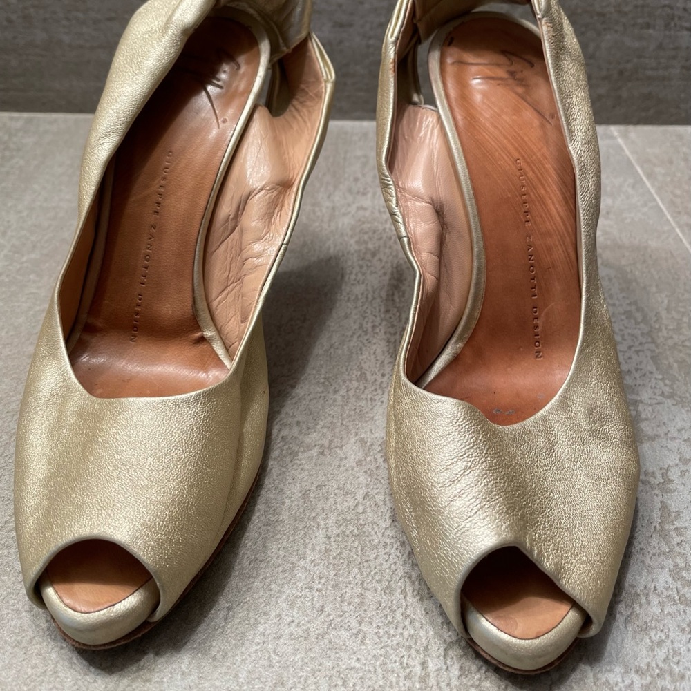 GIUSEPPE ZANOTTI Leather Slingback Pumps